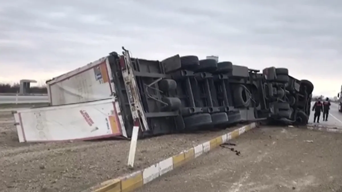 Konya’da iplik yüklü tır devrildi: 1 yaralı