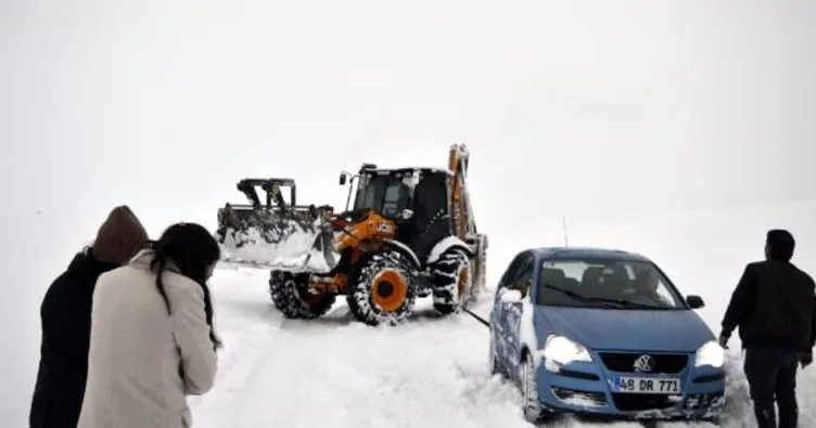 Van’da yoğun kar yağışı: 3 öğretmeni karla mücadele ekipleri kurtardı!