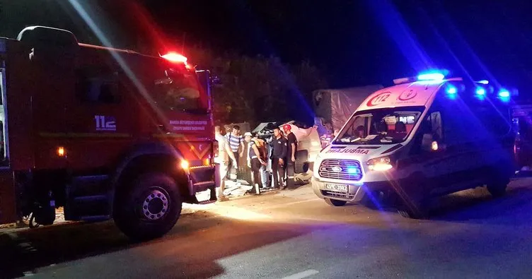 TIR, önündeki kamyona çarptı: 2 yaralı