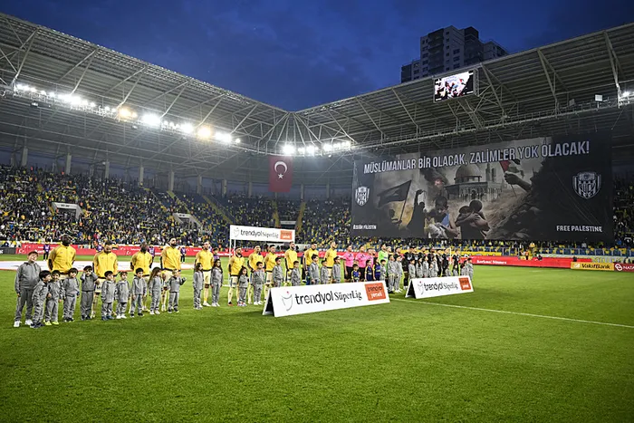 ankaragucu-taraftarindan-filistine-destek-muslumanlar-bir-olacak-zalimler-yok-olacak-1714775988163.jpeg