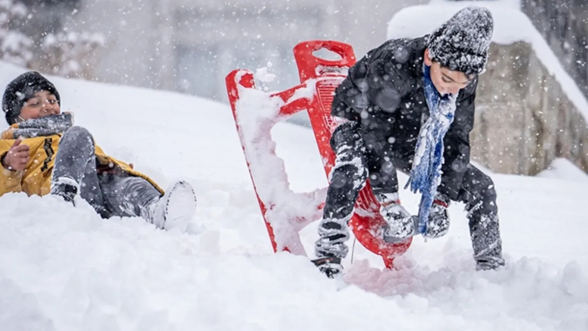 Kar yağışı sebebiyle birçok ilde okullar tatil edildi! Meteoroloji'den uyarılar peş peşe gelmişti