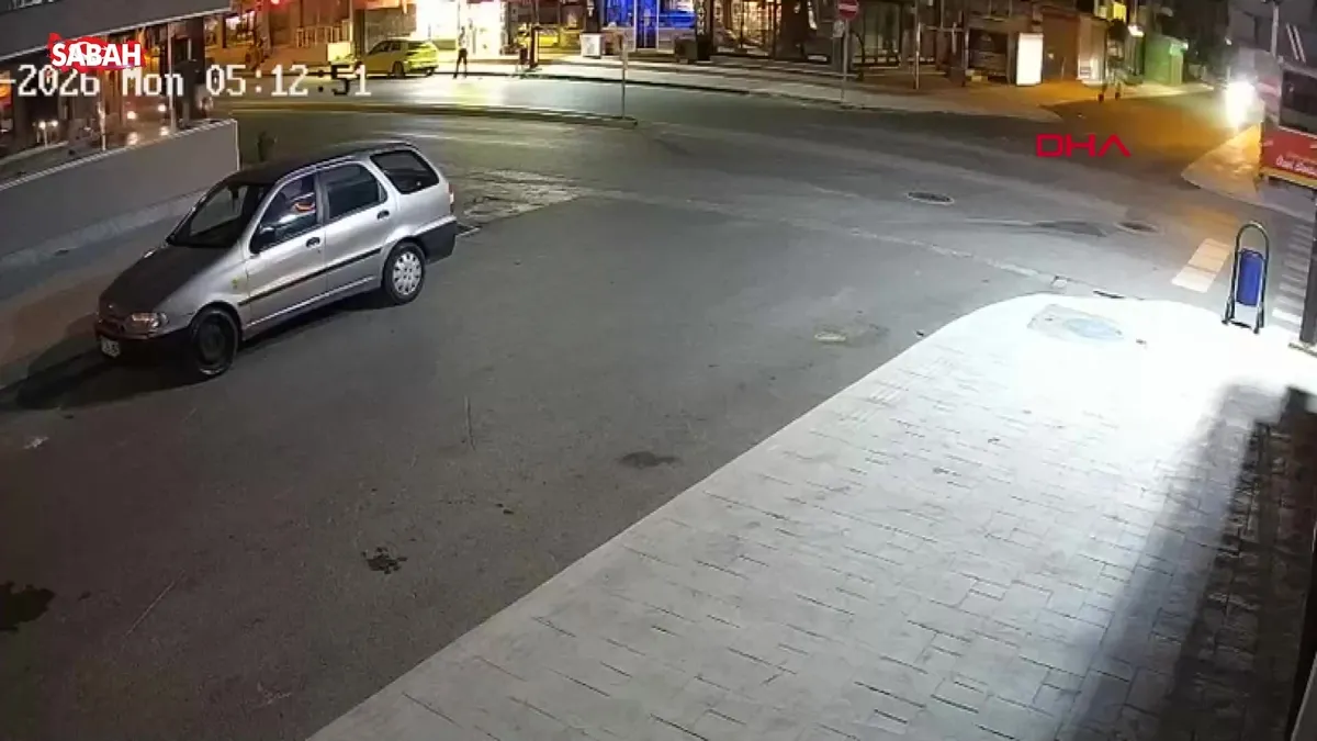 Minibüsün çarptığı motosiklet sürücüsü metrelerce sürüklendi! Kaza anı kamerada videosunu izle Minibüsün çarptığı motosiklet sürücüsü metrelerce sürüklendi! Kaza anı kamerada videosunu izle