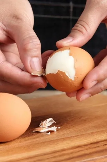 Haşlanmış yumurtanın tek seferde soyulmasını sağlıyor! Bir malzeme ile saniyeler içerisinde...