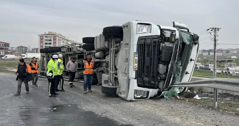 Tekirdağ’da virajı alamayan tır devrildi