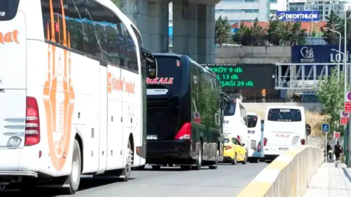 Bayram tatili dönüşleri başladı! 15 Temmuz Demokrasi Otogarı ve İstanbul Havalimanı’nda yoğunluk yaşandı Bayram tatili dönüşleri başladı! 15 Temmuz Demokrasi Otogarı ve İstanbul Havalimanı’nda yoğunluk yaşandı