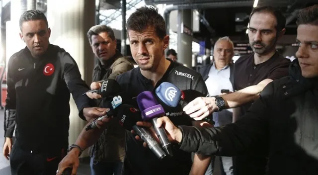 İzlanda'da Milli Takım'a büyük terbiyesizlik! Emre Belözoğlu'na tuvalet fırçası uzattılar