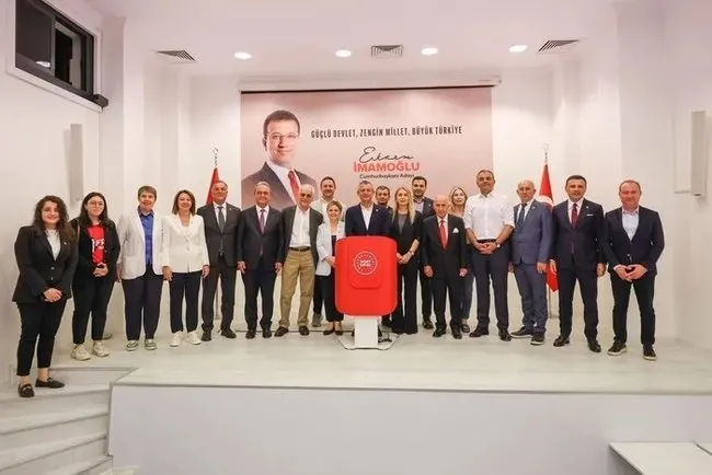 Atatürk posterini indirip İmamoğlu görseli asmışlardı! Fatura CHP İlçe Başkanına kesildi