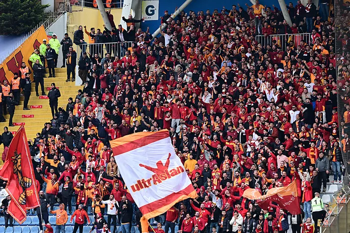 son-dakika-haberi-galatasaray-kasimpasa-engeline-takildi-6-golluk-nefes-kesen-macta-kazanan-cikmadi-1740928194237.jpeg