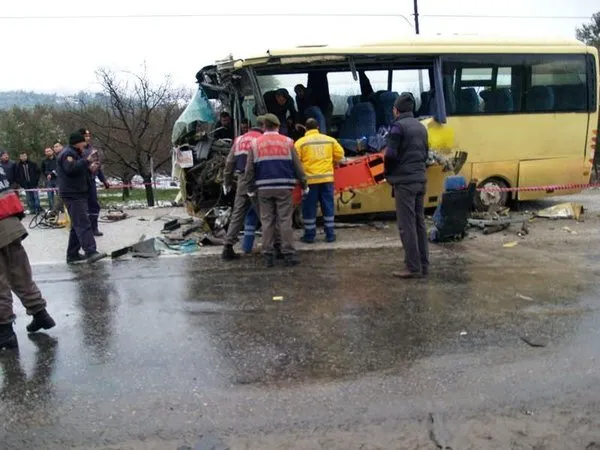 İznik'te öğrenci servisi tır ile çarpıştı