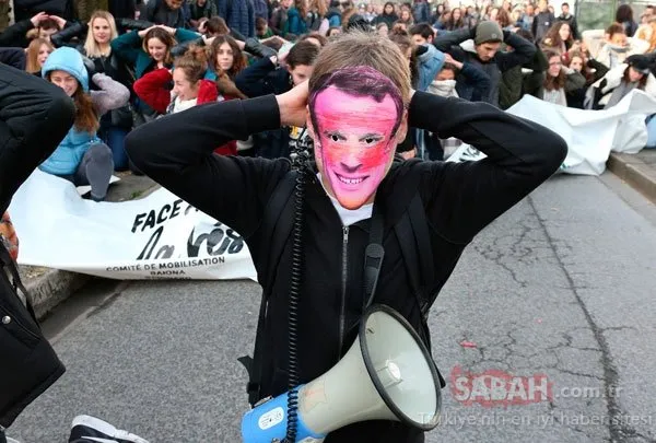 Binlercesi toplandı! Diz çöküp beklediler...