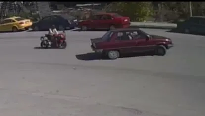 motosikletlinin-otomobile-carpmasiyla-yaralandi-1759597695127.jpg