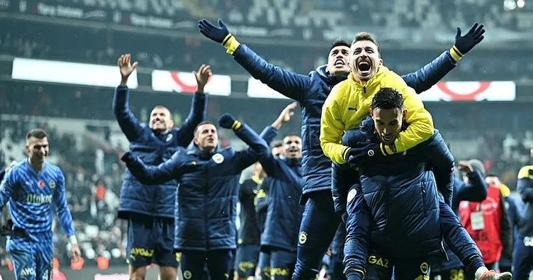 Fenerbahçeli futbolcular taraftarıyla sevindi