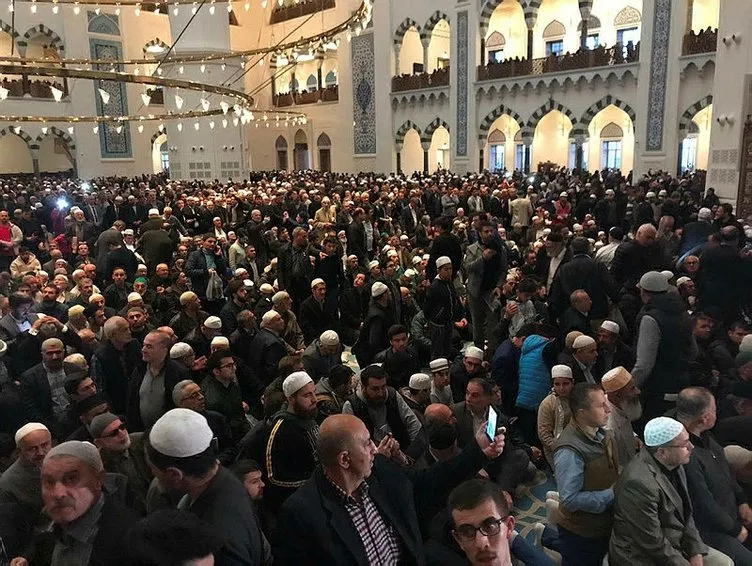 Büyük Çamlıca Camii’ne binlerce genç akın etti