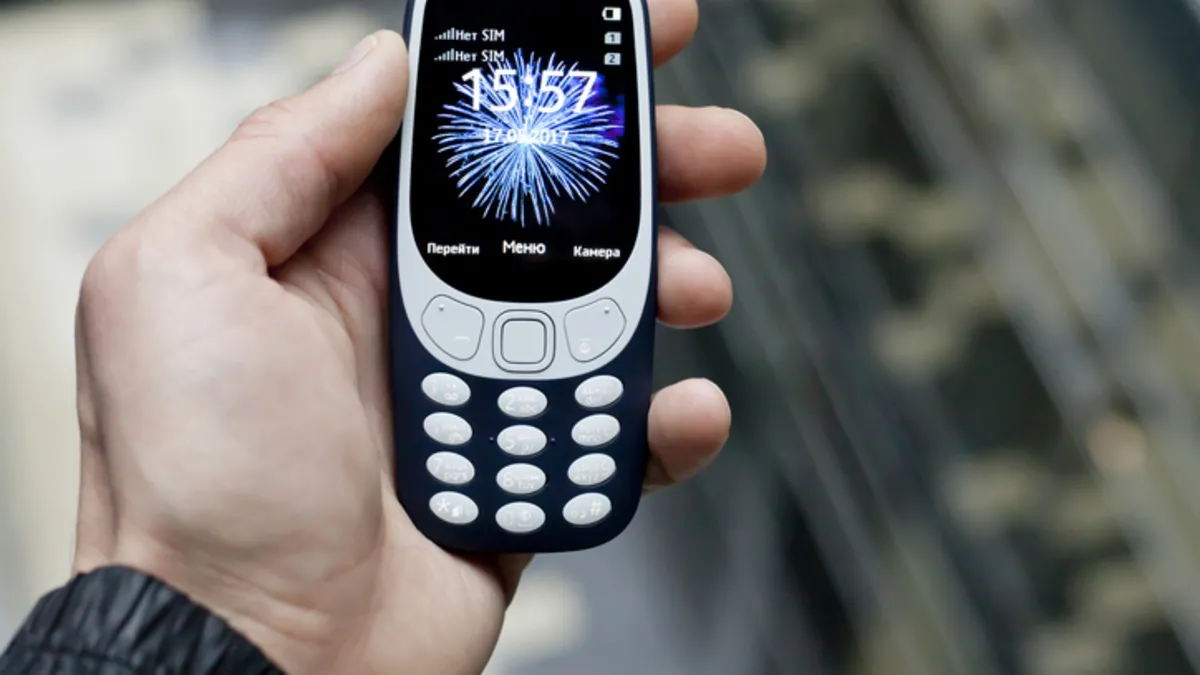 Z kuşağından şaşırtan karar! Akıllı telefonları bırakıp geçmişe dönüyorlar