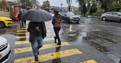 SON DAKİKA | Çatılar uçtu ağaçlar devrildi! Adana’dan korkutan görüntüler: Meteoroloji’den kritik uyarı