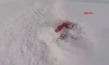 Karda dizlerine kadar baş aşağı gömülü kadını böyle kurtardı