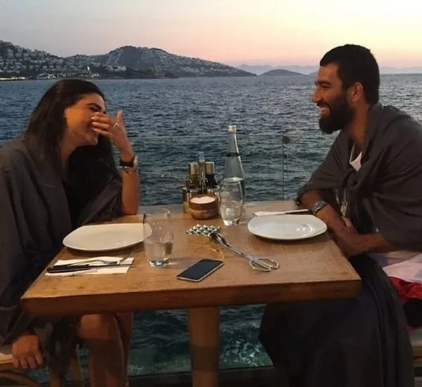 Arda Turan ve sevgilisi düşman çatlatıyor