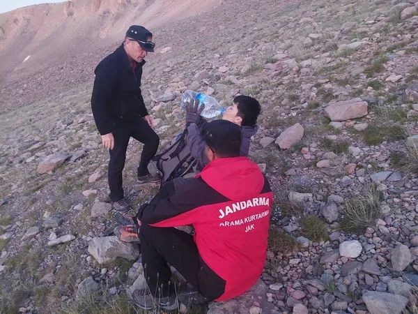 erciyeste-mahsur-kalan-turist-kurtarildi-1789305621441.jpeg