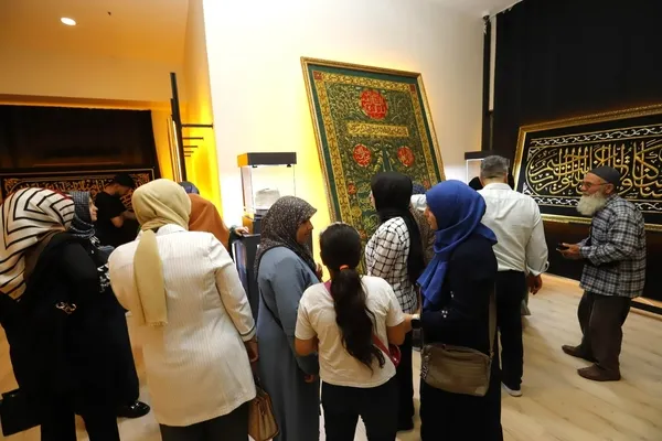 yer-aksaray-islam-dunyasinin-en-kiymetli-emanetleri-ziyaretcilerine-acildi-sergiye-yogun-ilgi-1783758344716.jpeg