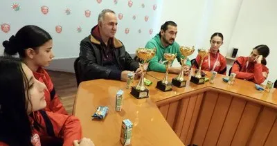 Kepez Belediyespor hentbol takımı 4 kupa kaldırdı