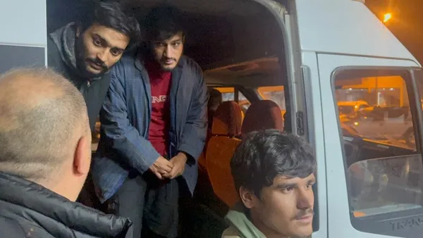 afgan-gocmenleri-tasiyan-minibus-dereye-uctu-20-kisi-yaralandi-1793255409393.jpg