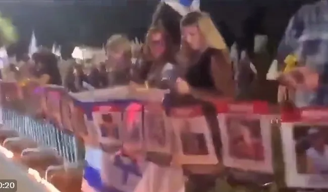 israilde-basbakan-netanyahuya-tepki-cig-gibi-evinin-onunde-protesto-edildi-bize-olum-getiriyor-1698645980442.jpg İsrail’de Başbakan Netanyahu’ya tepki çığ gibi! Evinin önünde protesto edildi: Bize ölüm getiriyor!