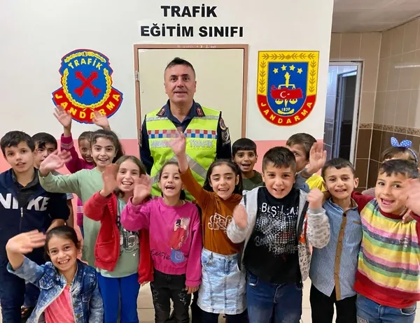 jandarma-ogrencilere-trafik-egitimi-verdi-1705402561384.jpg