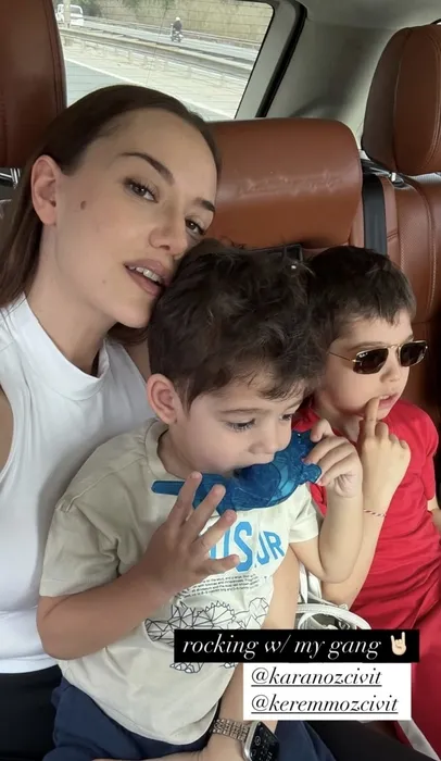 Fahriye Evcen’den aile pozu! Oğullarıyla pazar keyfi göz kamaştırdı!