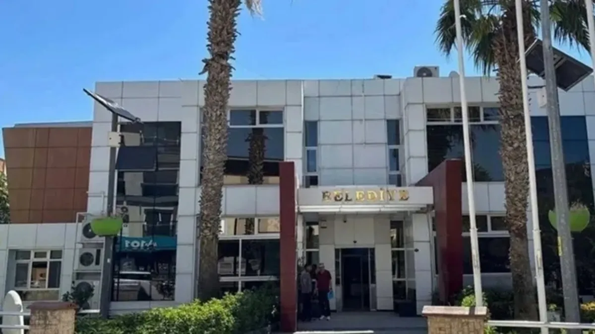 Seferihisar Belediyesi 'rüşvet' soruşturmasında 36 şüpheli tutuklama talebiyle sevk edildi