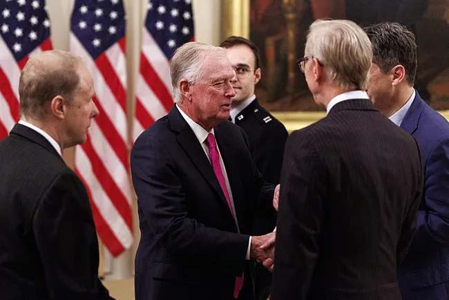 fedin-yeni-baskani-goreve-basladi-trumptan-yeni-askeri-butce-aciklamasi-1779472326605.jpg FED'in yeni başkanı göreve başladı: Trump törende askeri bütçe istedi!
