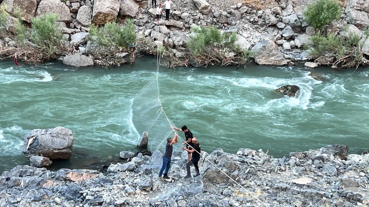 Şırnak'ta Habur Çayı'nda kaybolan genci arama çalışmaları devam ediyor.