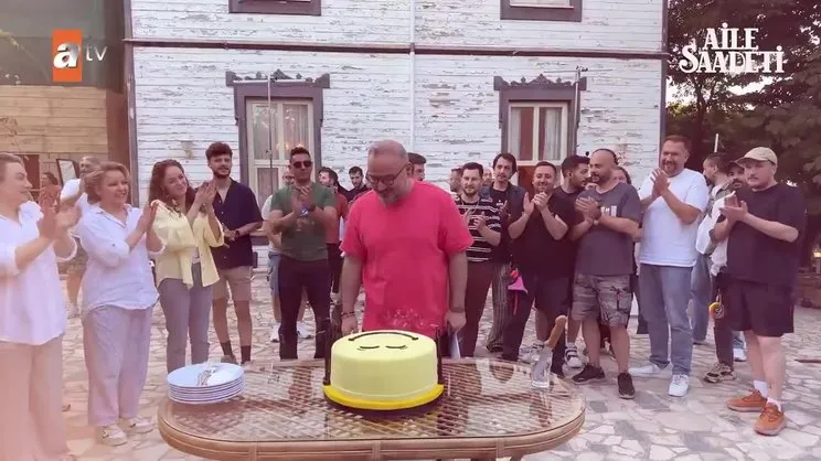 Aile Saadeti setinde Selçuk Aydemir’e doğum günü sürprizi | Video