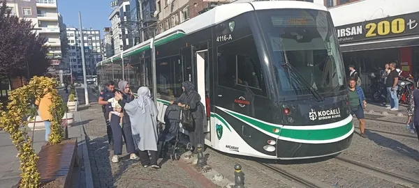 izmitte-tramvay-kazasi-belediye-araciyla-carpisti-kapi-ve-pencereler-patladi-1727335571861.jpg