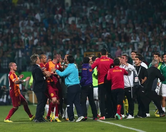 Bursaspor-Galatasaray maçında ortalık karıştı