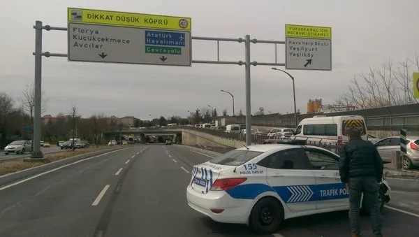 Bakırköy'de vinç üst geçide çarptı