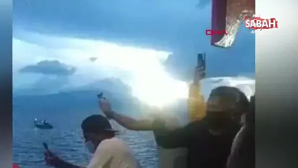 Endonezya'da feribotta corona virüsü paniği duyan denize atladı | Video