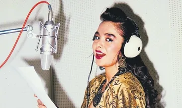 Bir dönemin yıldızı Deniz Akbulut Film Gibi adlı otobiyografik kitabında...