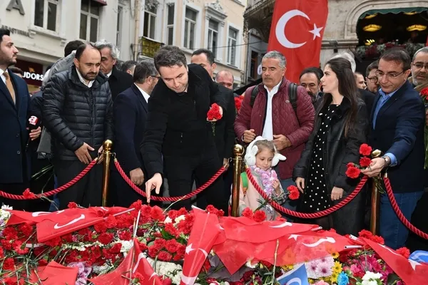 medya-yoneticileri-istiklal-caddesinde-sehitleri-andi-1668700360979.jpeg