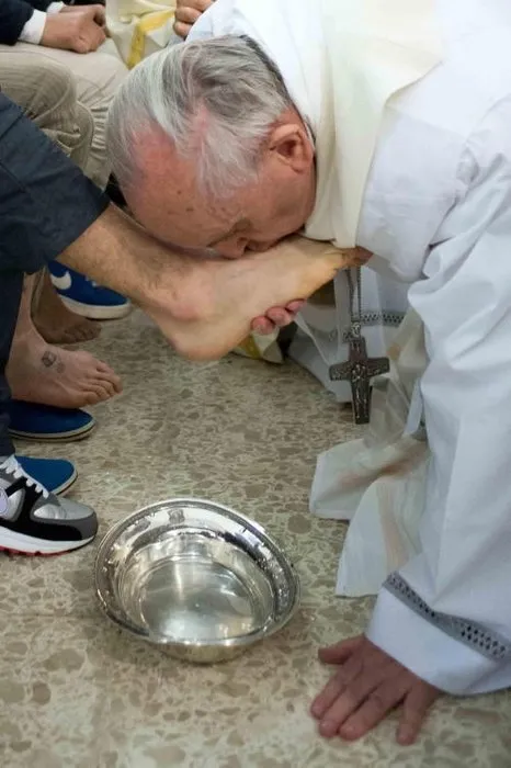 Papa ilk kez Müslüman ayağı yıkadı