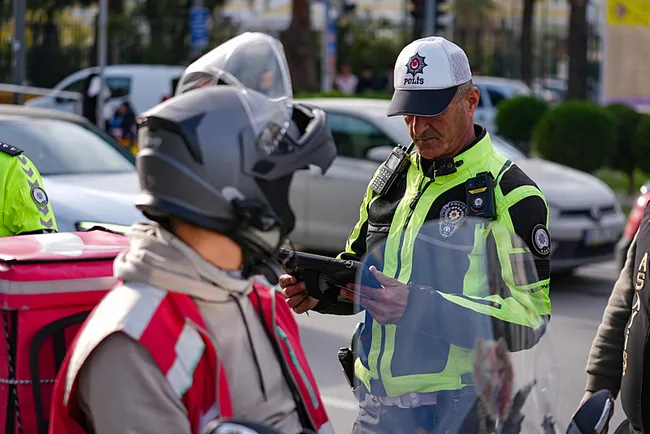 izmir-polisinden-trafikte-dar-alan-uygulamasi-1763995548035.jpg