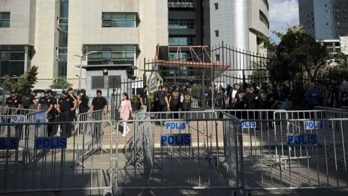 Son dakika: Mersin'de 2'si belediye başkanı 16 kişi tutuklandı: Vahap Seçer’in de olduğu 36 şüphelinin işlemleri sürüyor
