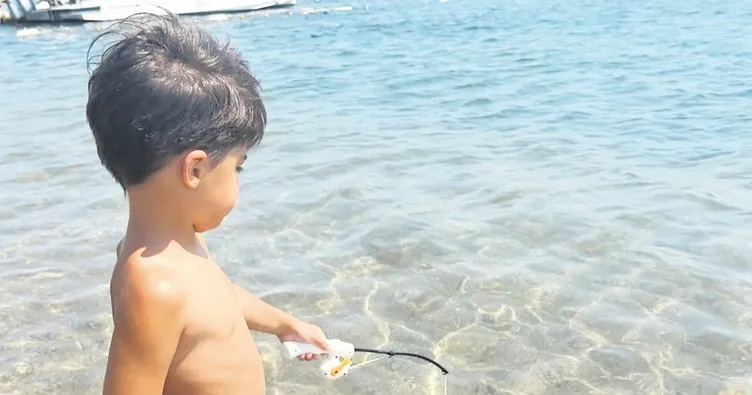 Minik Aren oyuncak oltayla balık tuttu