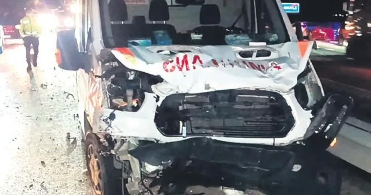 Ambulans, otomobile çarptı: 1 ölü