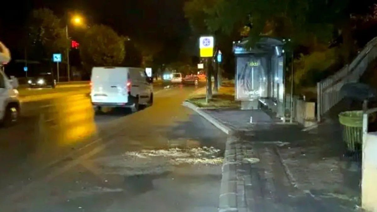 İstanbul Bakırköy'de meydana gelen trafik kazasında hasar gören motosiklet ve otomobil.