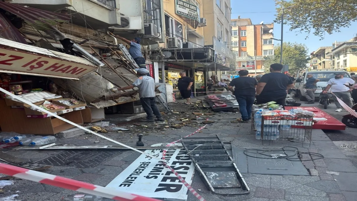 Kocaeli'nde klima montajı sırasında çökme: 2 yaralı