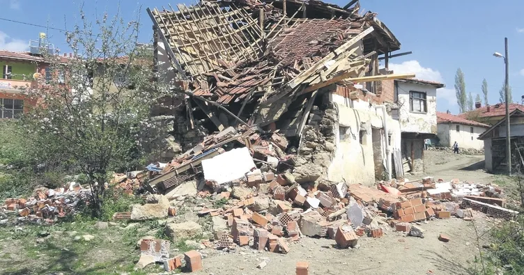 Tokat geceyi dışarıda geçirdi: 650 bina hasar gördü