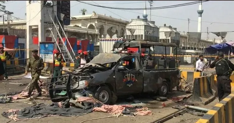 Pakistan’da canlı bomba saldırısı: 5’i polis, 8 ölü