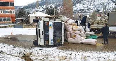 Saman yüklü kamyon buzlu yolda devrildi: Sürücü yaralandı #giresun