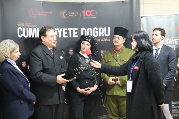 cumhuriyete-dogru-tiyatro-oyununda-110-kisilik-dev-kadrodan-gazze-mesaji-1706864717724.jpg