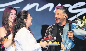 Yaş gününü sahnede kutladı